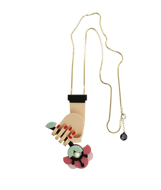 Collar de acrílico hecho a mano con flor en rosa en la mano